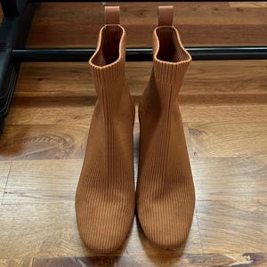 Everlane size 9 glove boot in camel brown.